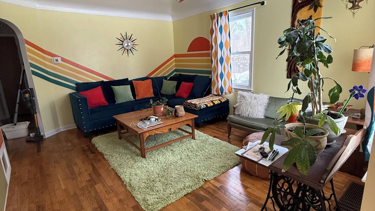 Grand Rapids House | Colorful Quirky 2-bdrm house. Sleeps 6. Private yard. 2 miles from dwtn GR.