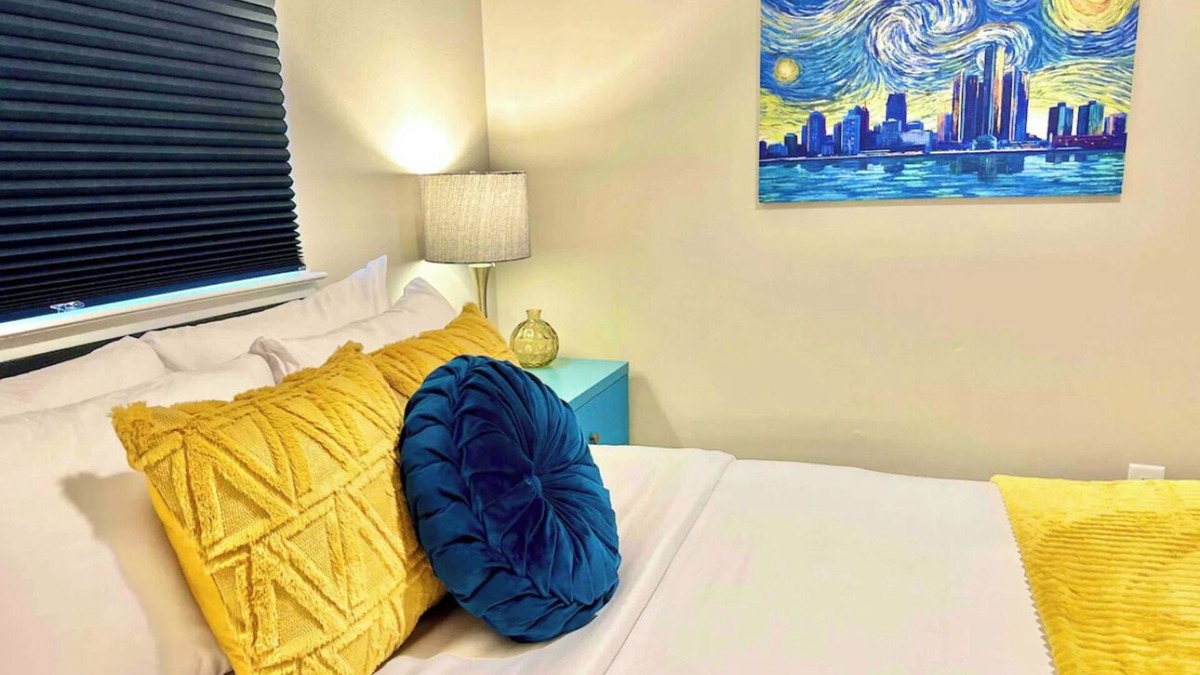 Madison Heights House | Colorful Retreat, w/Firepit and 2 TV's. By Royal Oak!