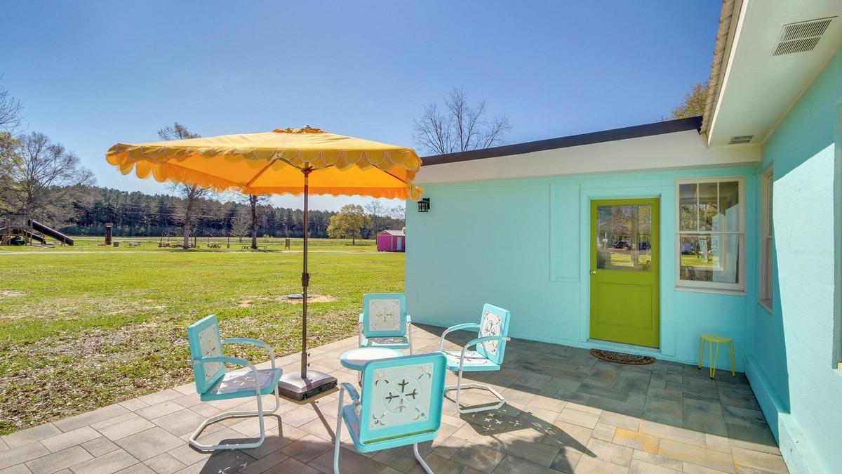 Perkinston Cottage | Colorful & Retro Perkinston Cottage w/Yard!