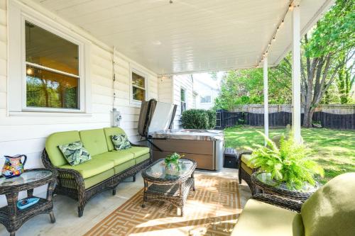 Roanoke House | Colorful Roanoke Vacation Rental with Hot Tub!