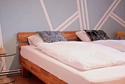 Vollerndorf Apartment | Colourful 2.5 Bedroom With Large Balcony & Garden.