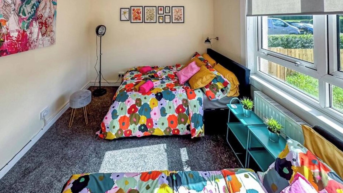 Clydebank Apartment | Colourful life-house near Glasgown