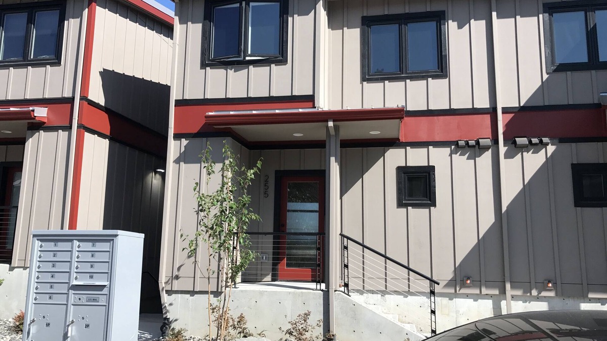Troutdale House | Columbia Gorge Industrial Loft on 2nd Street - 2 bdrm plus Den