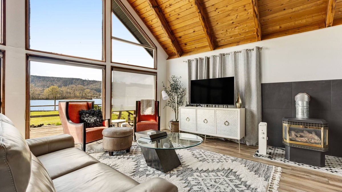 Cathlamet House | Columbia River Home w/Dock & Beach Access