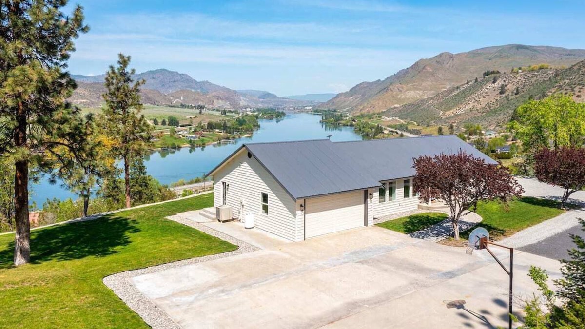 Orondo House | Columbia River View w/heated pool & hot tub!