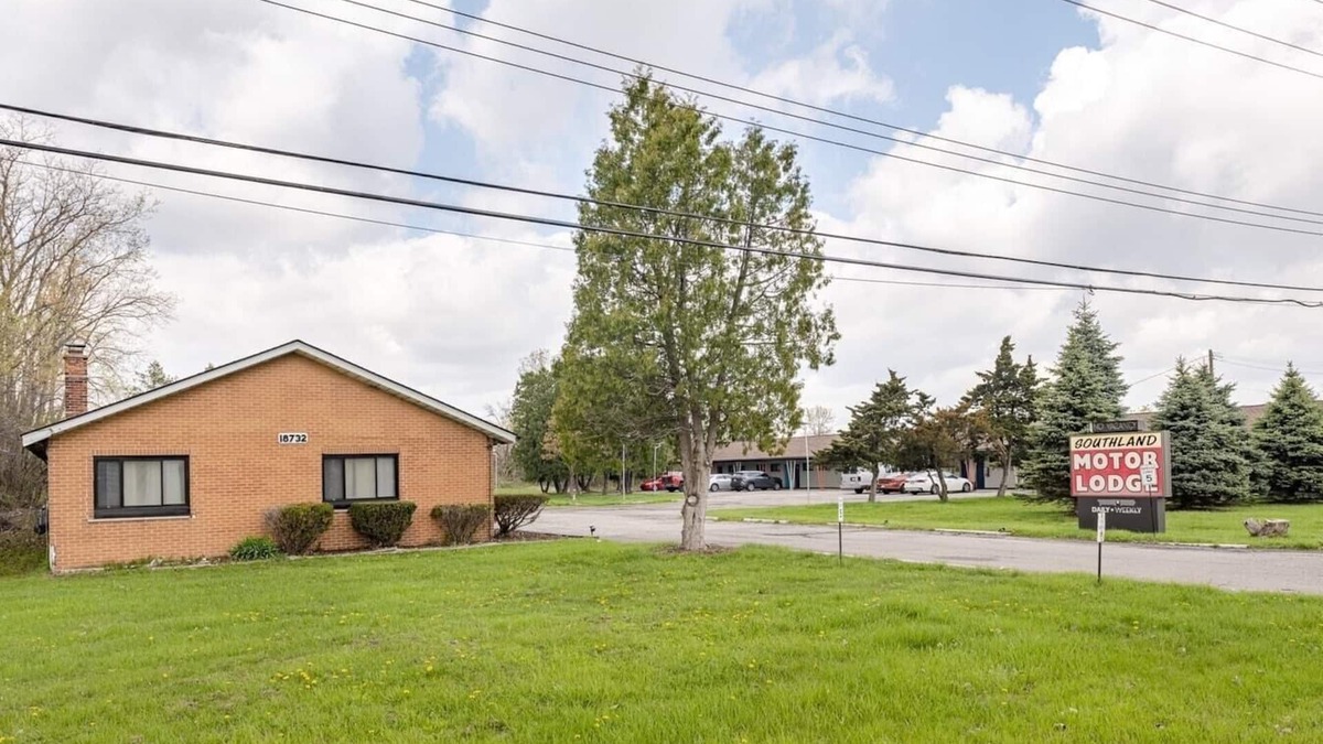 Riverview Apartment | Comfortable Brownstown Stay – Queen Bed and Private Bath