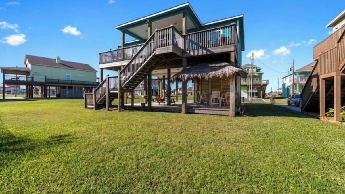 Crystal Beach House | Come and enjoy this quaint beach view home that was featured on HGTV in 2019.