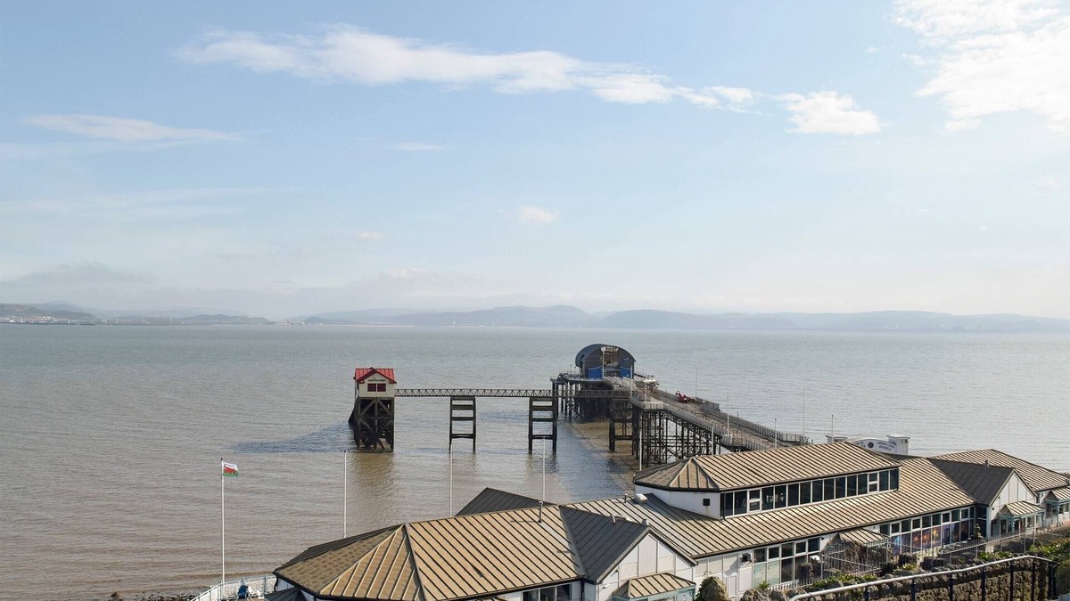 Mawr Cottage | Come and explore the Gower Peninsula, Glamorganshire and Pembrokeshire from this lovely property.