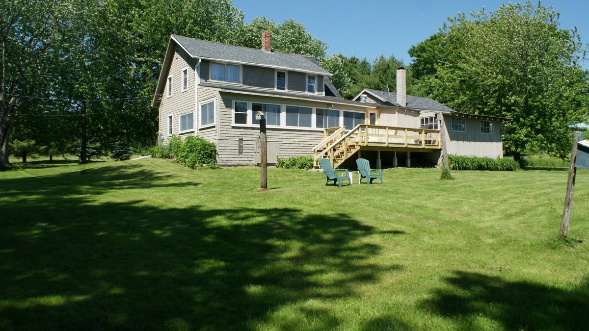 Waldoboro House | Come and relax in Mid Coast Maine. We are child and pet friendly.