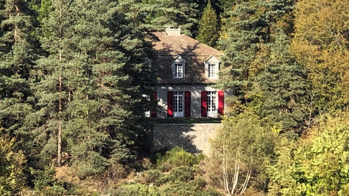 Peyre-en-Aubrac House | Come and relax in the peace and quiet of the countryside, overlooking the lake.