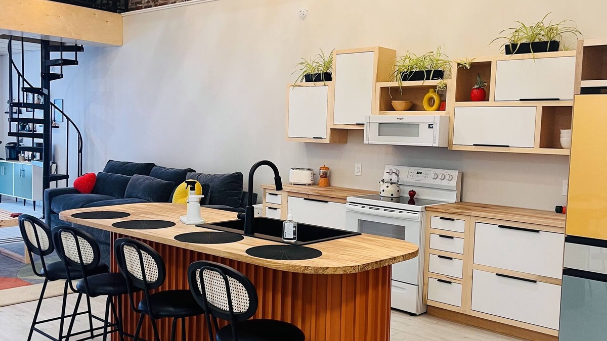 Seymour Apartment | Come and stay in our Cozy Upstairs Apartment