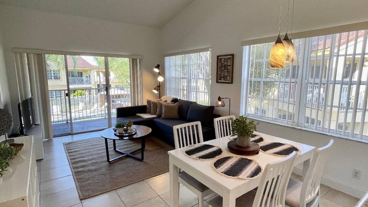 Boca Raton Apartment | Come cozy up in this modern, bright and airy West Boca Raton apartment