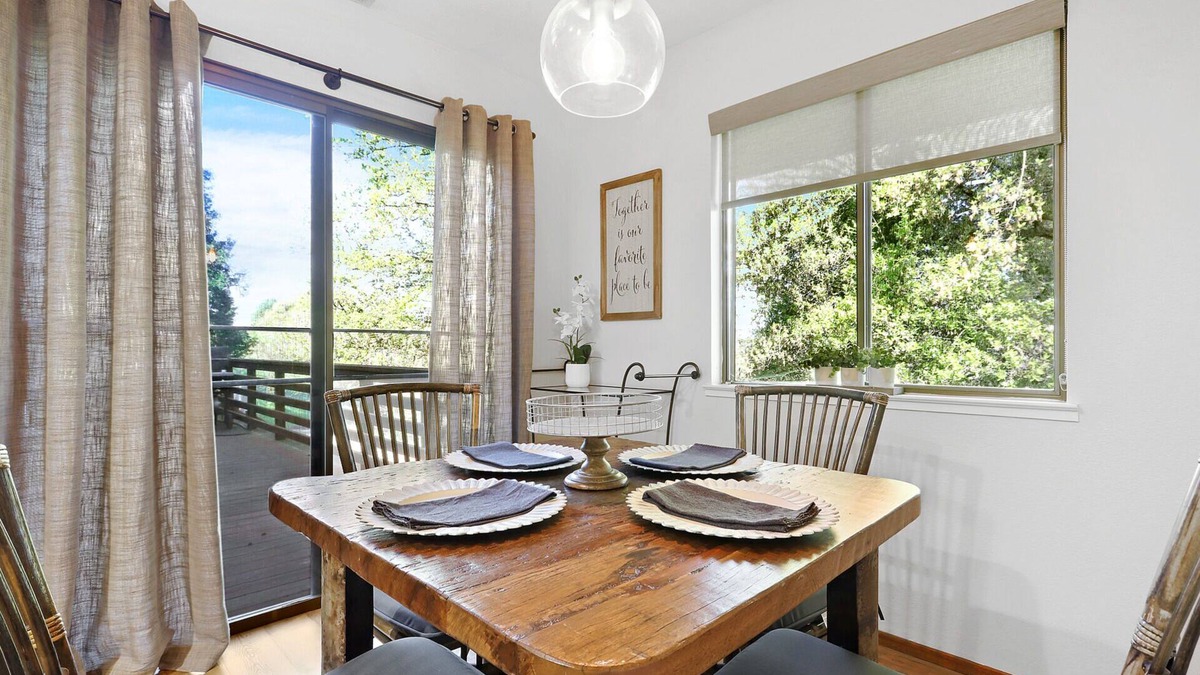 Lockeford Cottage | Come enjoy a relaxing comfortable stay at The Roost Book events spring 2022!