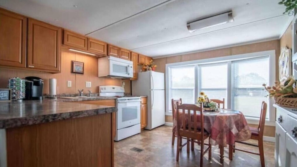 Hartselle House | Come enjoy a stay at Pleasant Lane! Plenty of parking & great surrounding area!