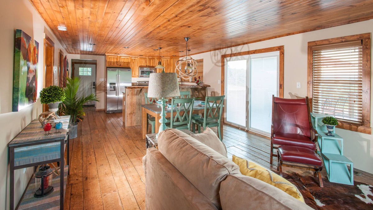 Leicester Cottage | Come pet the farm animals and enjoy mountain views