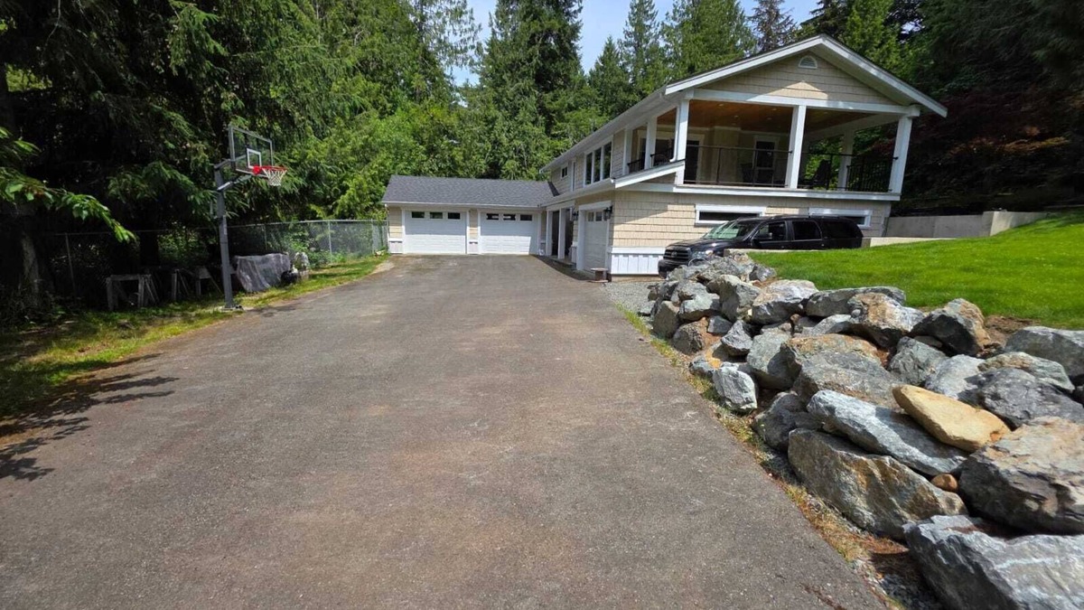 Sproat Lake House | Come play at LeLacShac, a relaxing fun themed home a minute from Sproat Lake