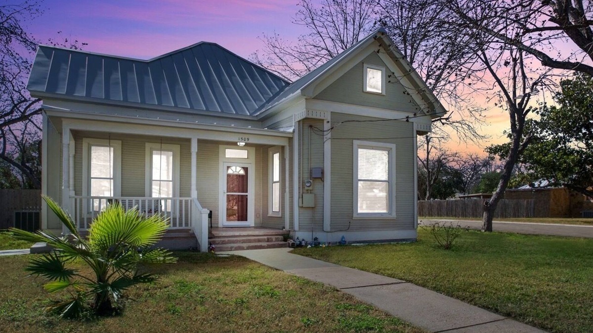 Hondo House | Come Relax: 2 K Bedrooms, Dogs Welcome