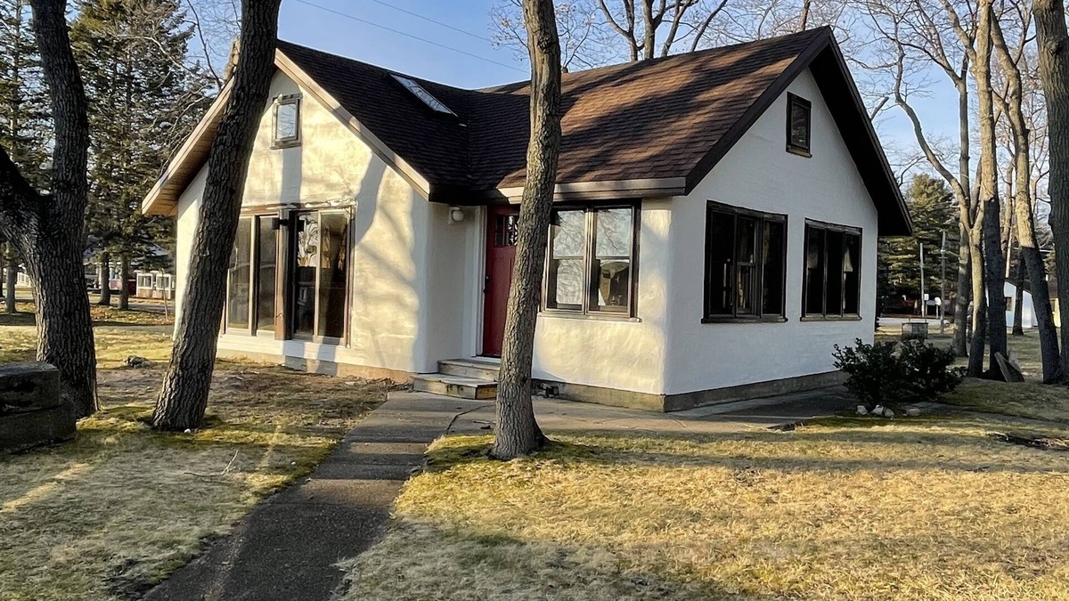 Northeastern Michigan Cabin | Come relax at this peaceful, rustic cabin on the shores of Lake Huron.