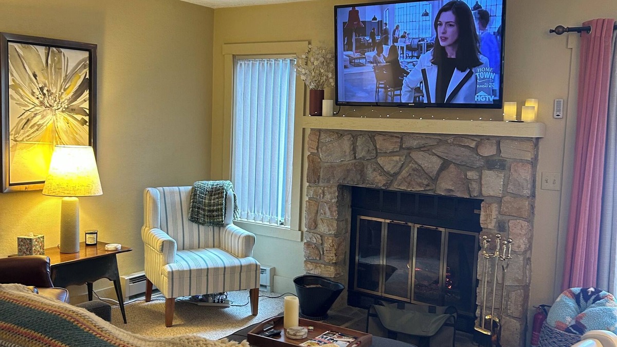 White Haven House | Come relax by the fireplace and enjoy skiing or a walk in the forest by the lake