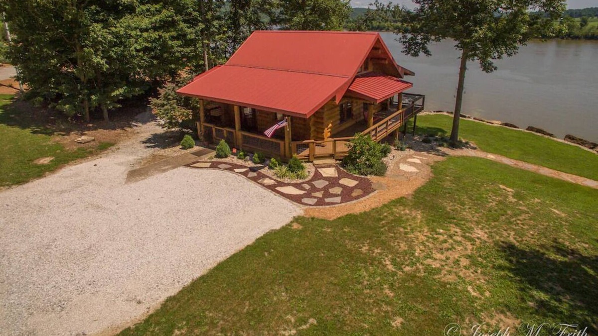 Magnet Cabin | Come relax & enjoy our luxury log cabin, watch barges on banks of the Ohio River