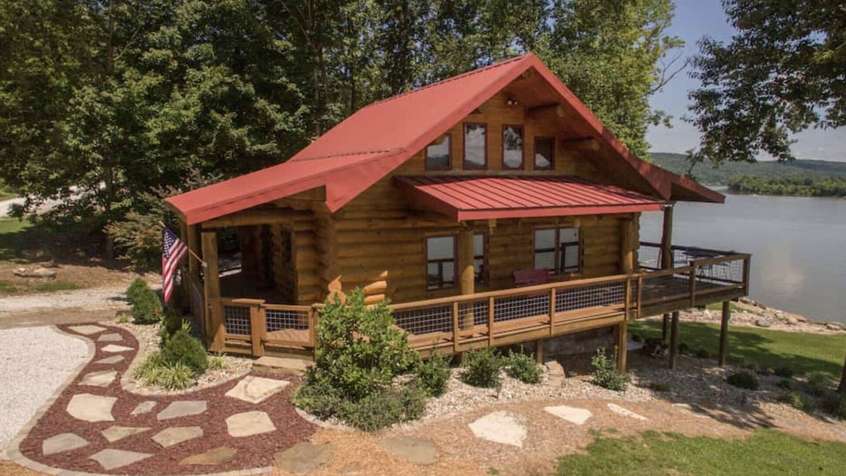 Magnet Cabin | Come relax & enjoy our luxury log cabin, watch barges on banks of the Ohio River