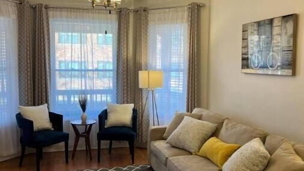 Kimball Apartment | Come rest your tired Chicago traveling feet in this comfy inner city home!
