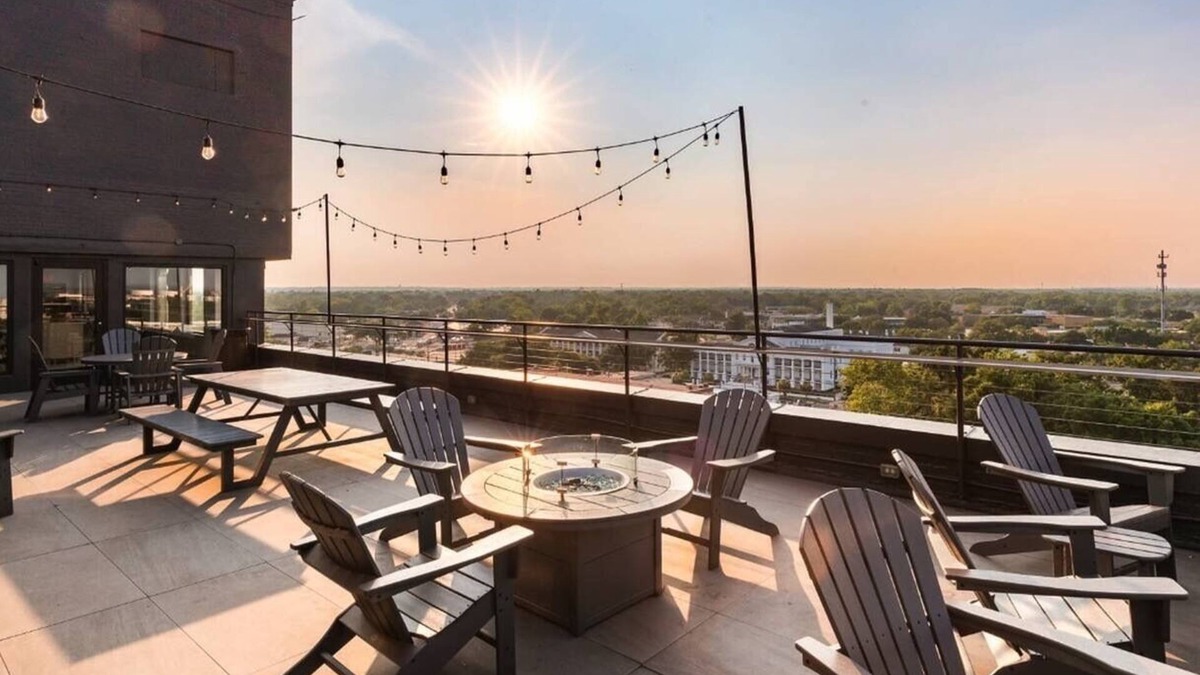 Central Business District Apartment | Come stay at our Horizon Hideaway. A modern downtown studio.