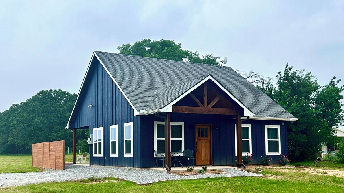 Gober House | Come stay at Two Lakes Cottage just minutes away from Bois d’Arc Lake