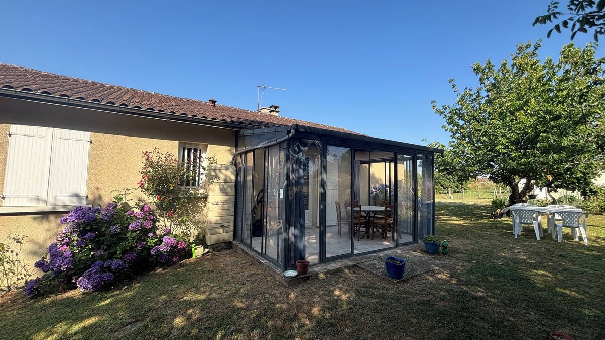 Angoisse House | Come to ANGOISSE in a quiet house with many activities around.