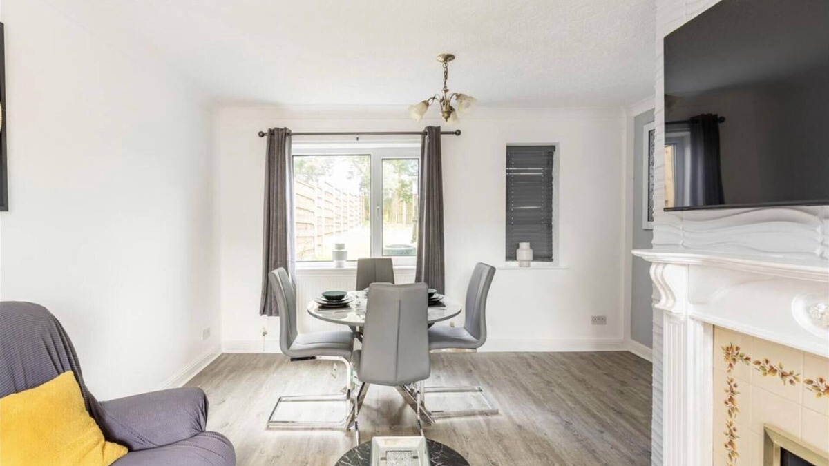 Belthorn House | Come & Unwind in Charming 5 Bed House in Blackburn