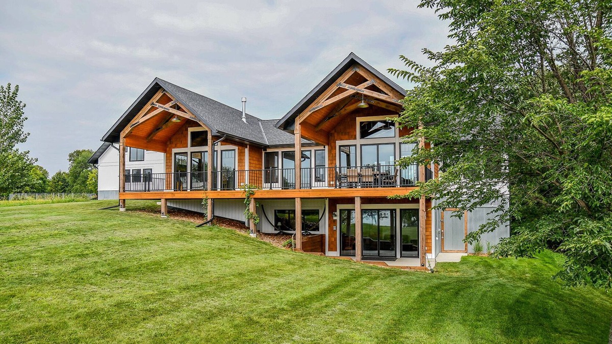 Frazee House | Come vacation on Long Lake in this beautiful home!