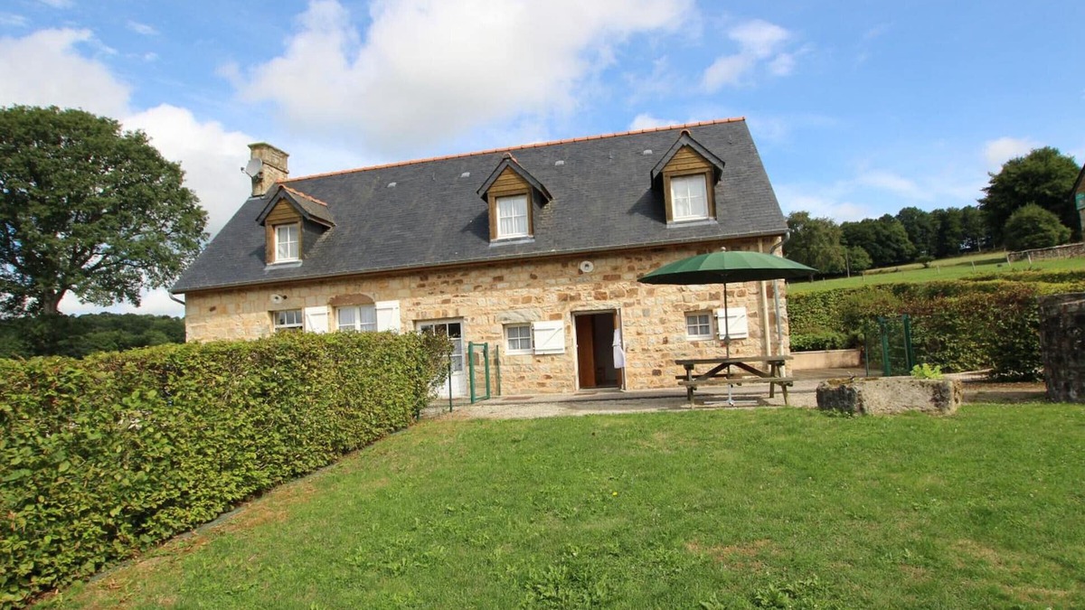 Saint-Georges-de-Rouelley Cottage | Comfortable cottage in St Georges de Rouelley, pets allowed, valley view