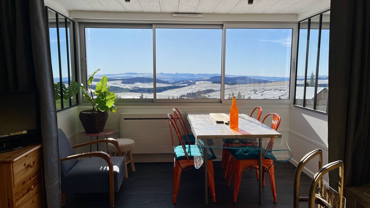 Besse-et-Saint-Anastaise Apartment | Comfort and south-facing view for 5 people