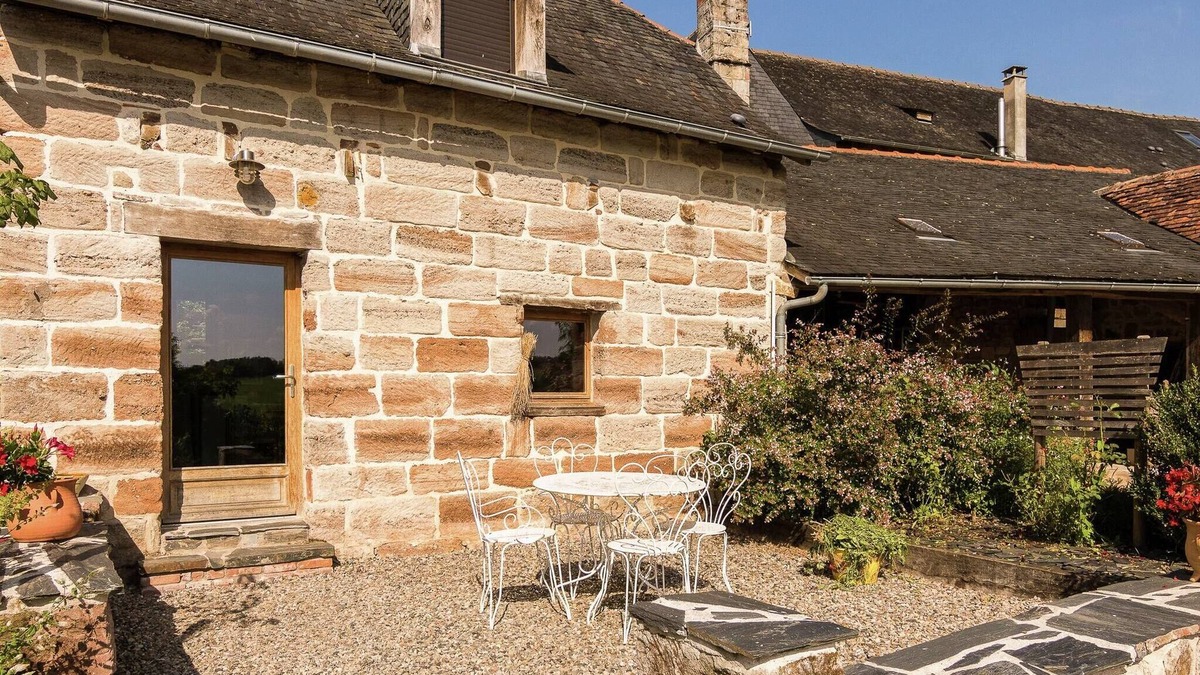 Saint-Bonnet-la-Riviere Cottage | Comfortable gîte with swimming pool