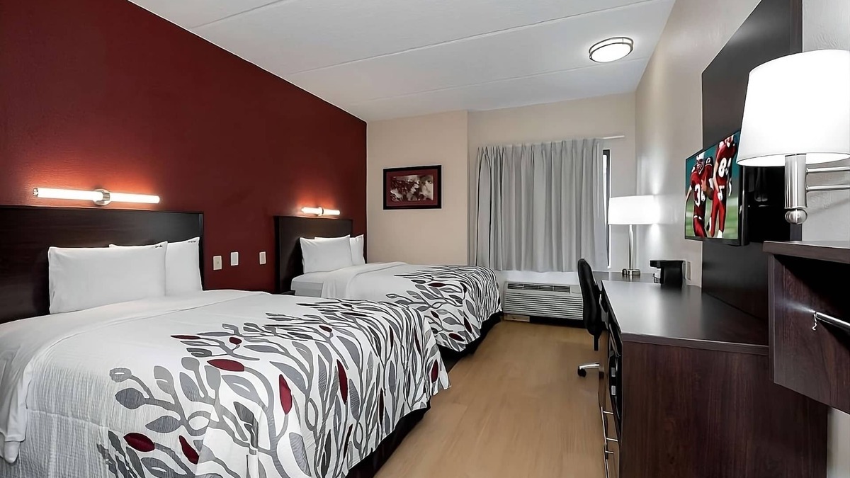 Southpoint House | Comfort and Convenience! Free Parking, Pool, Pets Allowed, Near St. Johns River