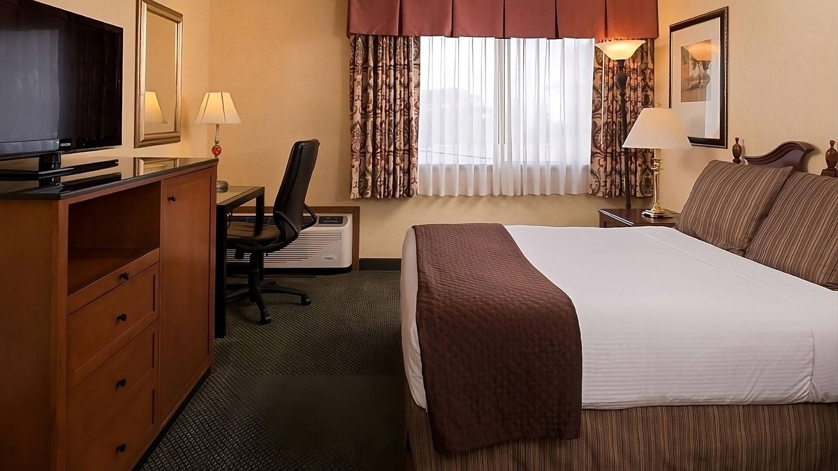 Tri-Cities Hotel | Comfort and Convenience! Pets Allowed, Outdoor Pool, Free Parking