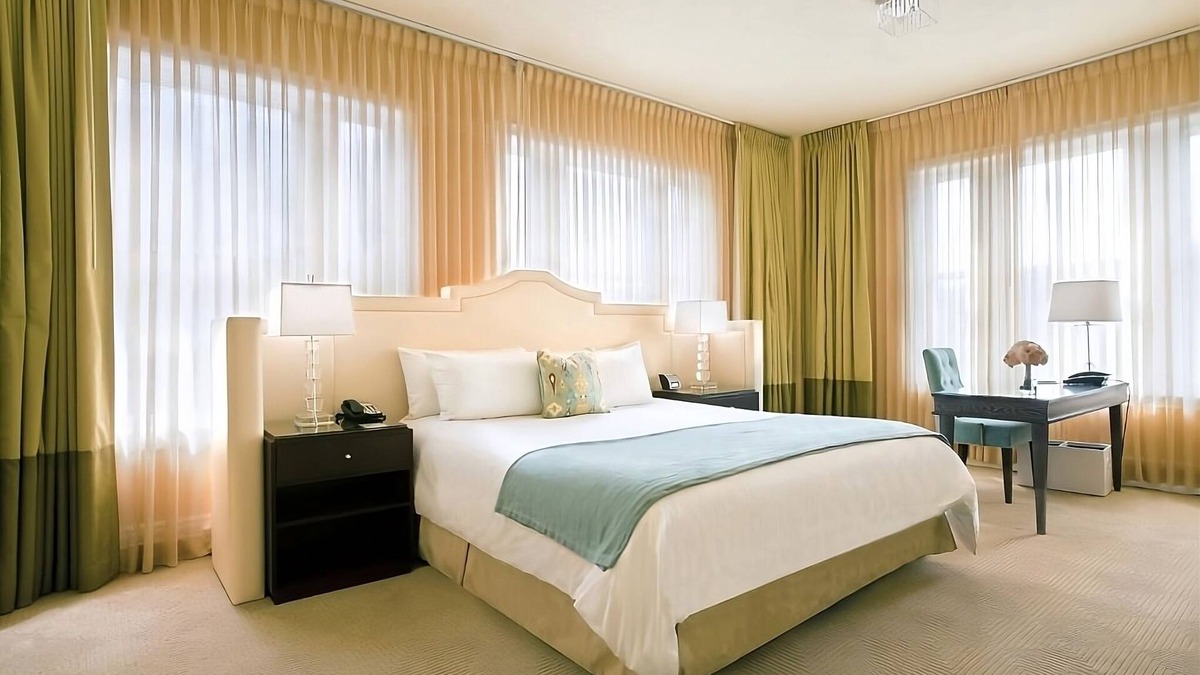 Goose Hollow Hotel | Comfort and Convenience! 2 Modern Suite, Pet-friendly Hotel with Pop-Up Cinema!