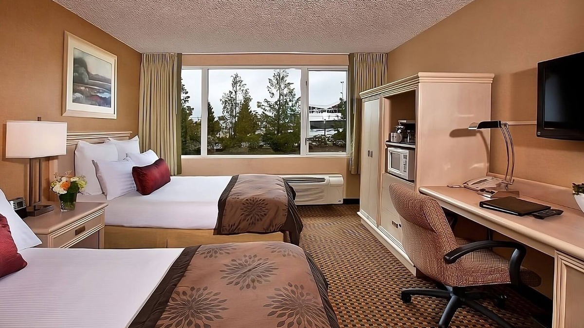 SeaTac House | Comfort and Convenience! Free Parking and Airport Shuttle, Pets Allowed