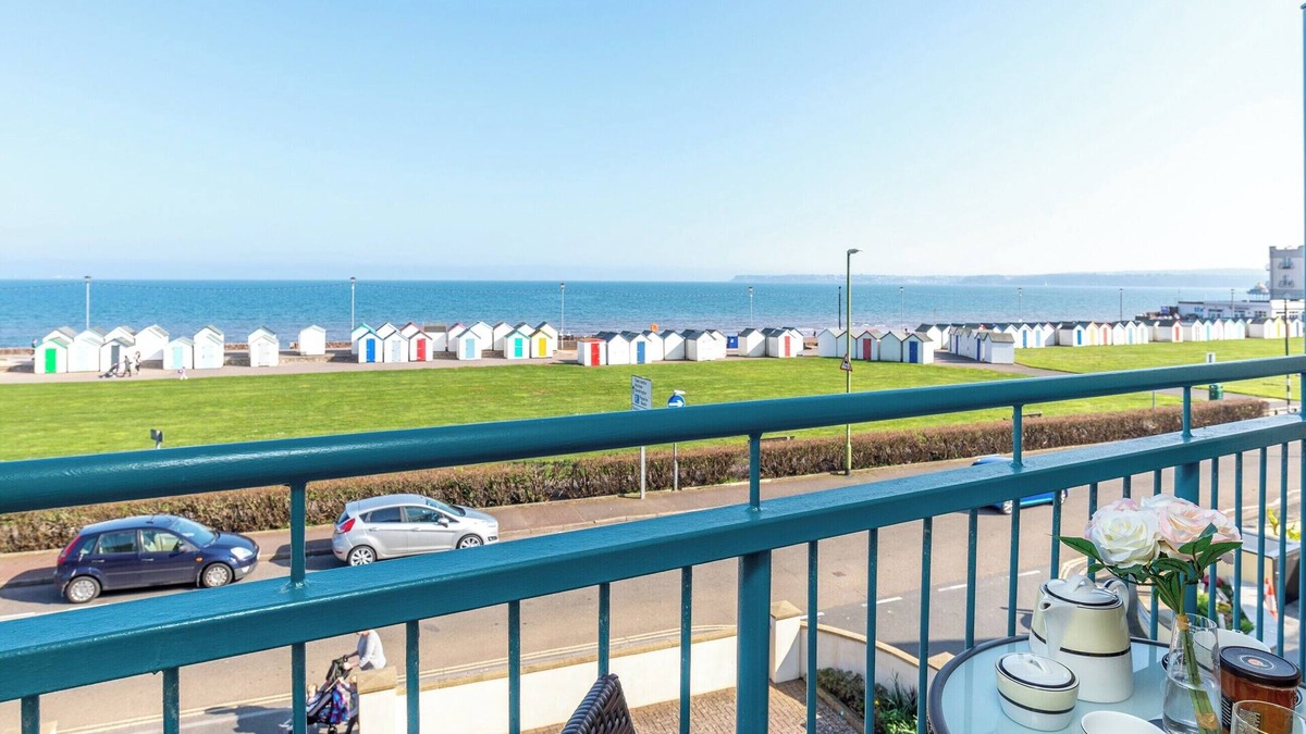 Paignton Apartment | Comfort and luxury in a sea front location with panoramic sea views.