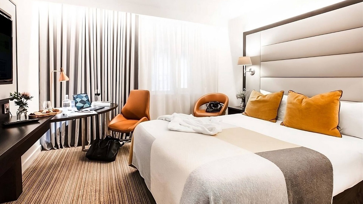 City Centre Dublin Hotel | Comfort and Relaxation! Three Modern Units, Minutes' to Irish Whiskey Museum!