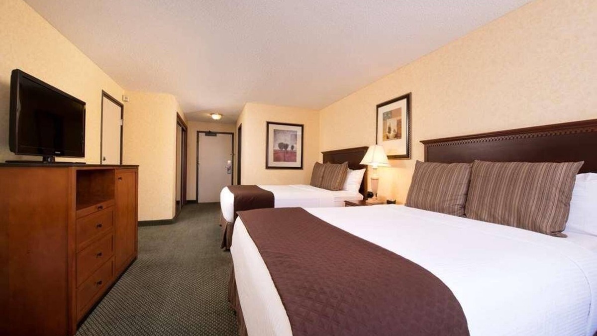 Tri-Cities Hotel | Comfort and Relaxation! 2 Family-friendly Units! Outdoor Pool and Free Parking