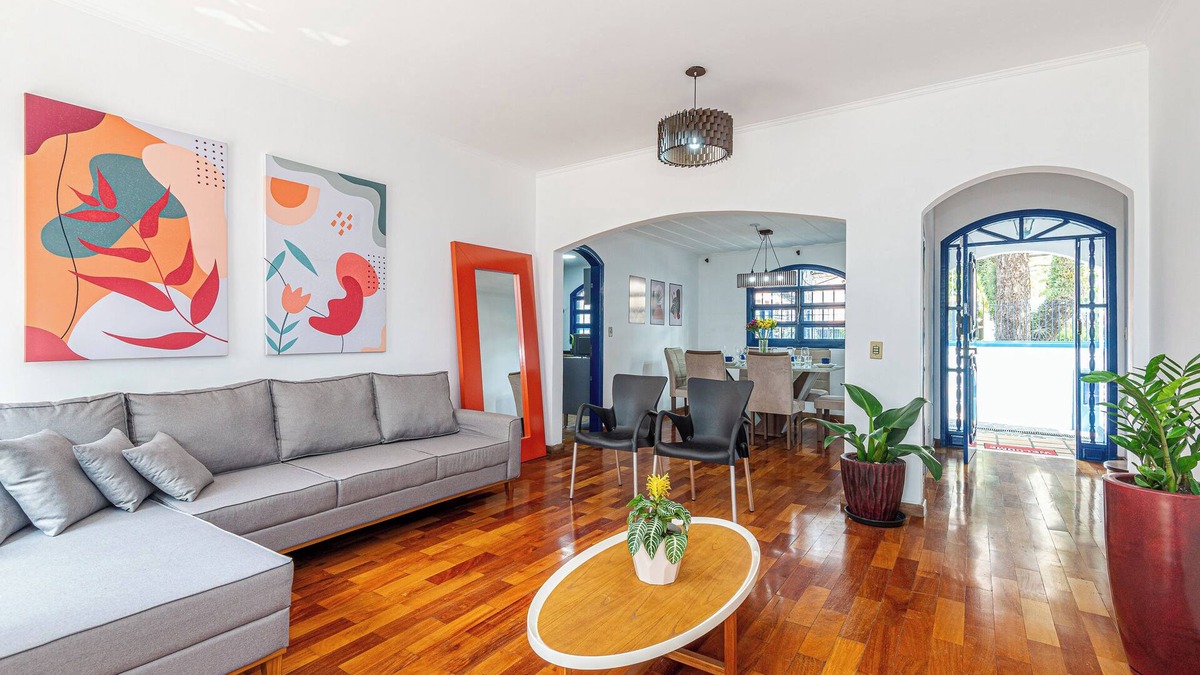 Sumare House | Comfort and spacious 4 bedroom house with hot tub. Very close to subway.