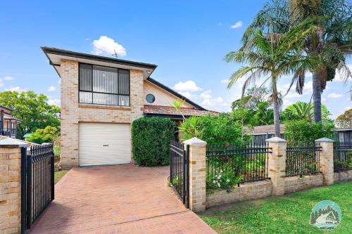 Ingleburn House | Comfort and Style 2-Bed Townhouse in Ingleburn