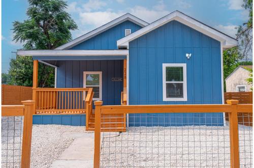 Historic Garderns House | Comfort and Style 4BR3BA Near Riverwalk and Dtown