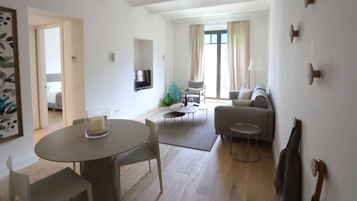 Old Town Apartment | Comfort apartment, warmth in the center of Girona. WIFI & AIR.