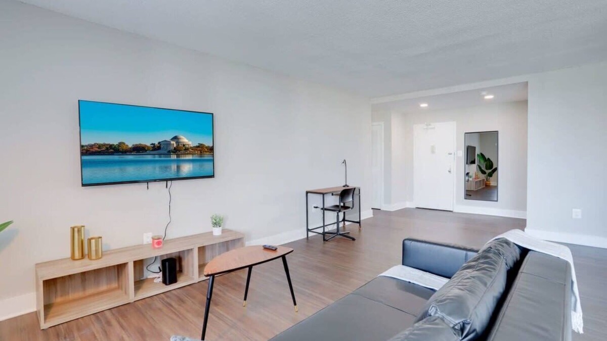 Crystal City Apartment | Comfort at Crystal City - Amazing Apartment W gym