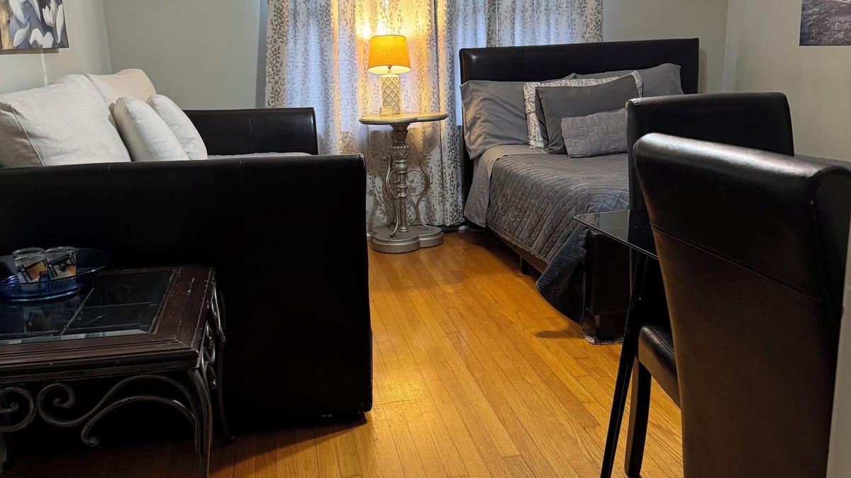 Jefferson Park Apartment | Comfort/Clean!: Free Parking 15 min ORD/Downtown3