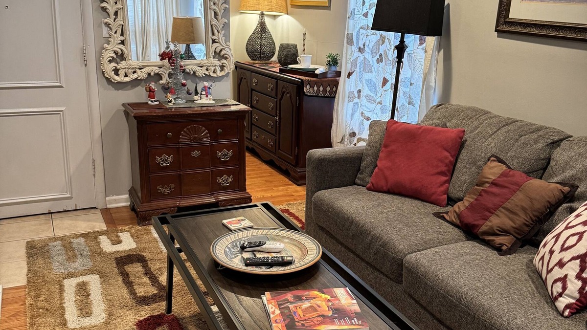 Jefferson Park Apartment | Comfort/Clean! Free Parking 15 min ORD/Downtown2