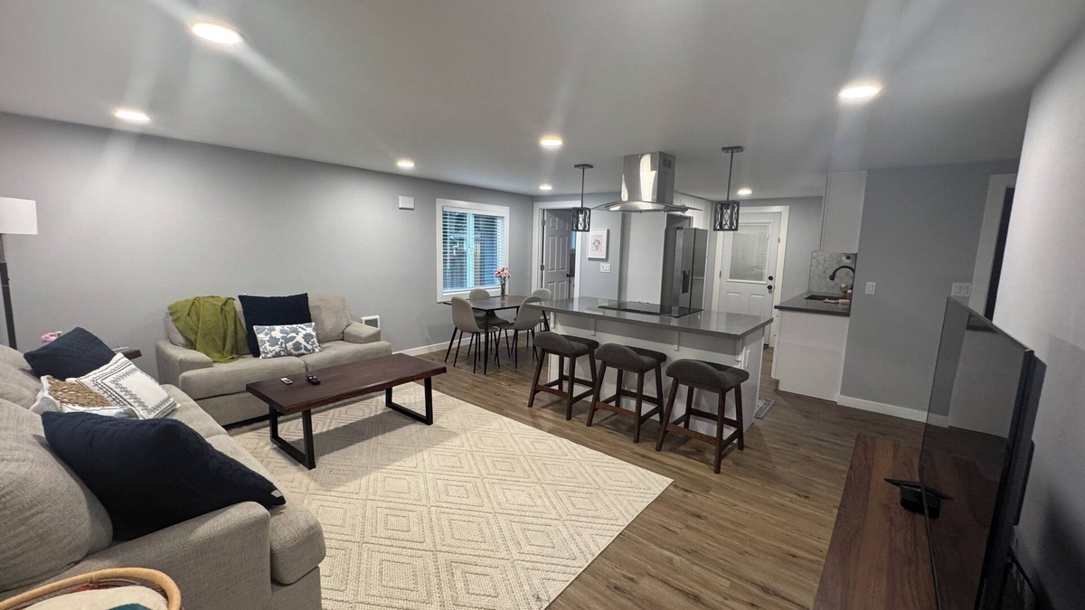 Highline House | Comfort & Convenience! 2BR Near SEA Airport & Downtown Seattle