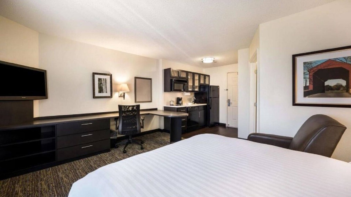 Gwinnett Place Resort | Comfort & Convenience! Pet-friendly Property w/Parking, Full Kitchen!